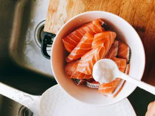 白灼沙拉三文鱼-西餐、年夜饭,切好后装入碗中，加入盐腌制20分钟。