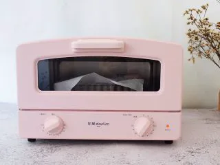 红枣派（雪燕五红丸）,再放入预热的烤箱，上下火200度，中层烤10分钟