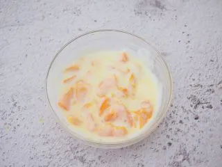 芒果酸奶吐司,拌匀