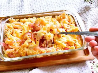 什锦虾仁焗意面,什锦虾仁焗意面出炉了，意面鲜香，芝香浓郁，香气扑鼻，拉丝效果还可以~