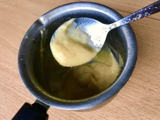 薯条的N种吃法,放回装水的锅上方!用上面的蒸汽加热!时刻捞起来看看,一旦舀起来不会滴落就赶紧离锅!