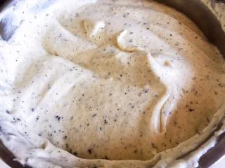 黑芝麻戚风蛋糕,拌匀后将其余蛋白放入，继续搅拌均匀