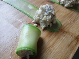 黄花鱼遇上西餐,顺一个方向卷成圆柱型。