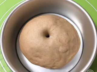 奶油黑麦奶酪包,发酵完成后用手指戳一下不反弹,就证明发酵成功。