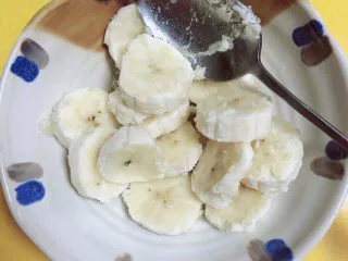 蜜瓜蔬果披萨,香蕉切片儿待用。