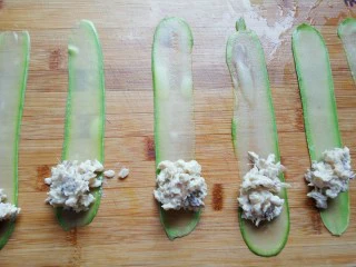 黄花鱼遇上西餐,青瓜切片烫熟过凉，把黄花鱼酱放到青瓜片上。