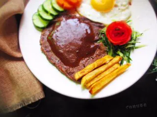 黑胡椒牛排，自制简单西餐,可以直接切块食用，也可以搭配些蔬菜水果一起食用。