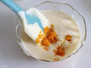 橙味甜甜圈蛋糕，在家就可复刻的经典美味,继续加入橙皮碎，混匀均匀。