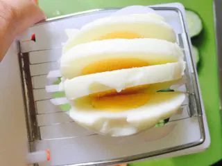 鸡肉主厨沙拉,西兰花下锅的时候可以同时蒸鸡蛋，鸡蛋蒸熟切好备用。