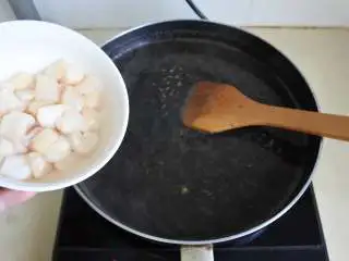 煎南美虾球配意式墨汁海鲜烩饭,煮至半熟的时候放入扇贝丁