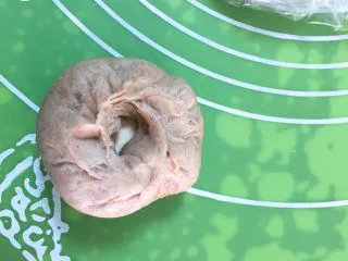 奶油黑麦奶酪包,将剂子包裹起来,收紧口子。