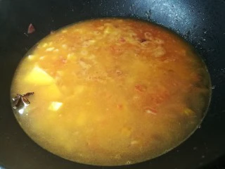 四季都宜的西红柿土豆浓汤,加入稍微多些水,因为我喜欢熬时间长些,把土豆中淀粉全熬出来,所以会加稍微多些水。