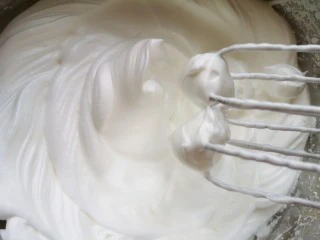 红丝绒水果裸蛋糕,先低速后高速打发至提起打蛋器,打蛋器上的尖角坚挺竖立不弯。烤箱上下管145度预热。