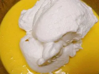 7寸中空戚风蛋糕(新手零失败),先加入二分之一打发好的蛋清,用画Z字的方式充分搅拌均匀