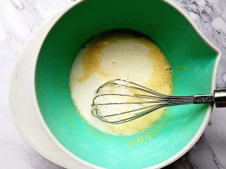 爆浆蓝莓蛋糕,倒入牛奶和淡奶油