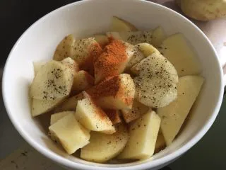 这样吃土豆必须躲起来吃——烤薯角,加入辣椒粉，不喜辣可适量减少或者不加