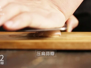 香汁煎牛排，在家也能做出米其林大厨的味道,压扁蒜瓣