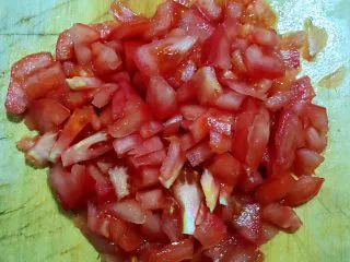 番茄鸡蛋拌意面,番茄洗净切成小块