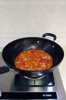 玄妙感觉的孜然羊肉披萨,锅中油热后爆香姜末,放入番茄、洋葱炒熟;收浓番茄出的汤汁后再加入番茄酱、胡椒粉、头道酱油、盐拌匀即可关火盛出。