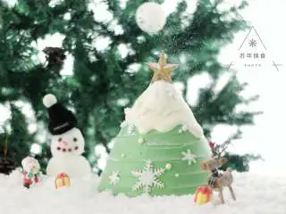 圣诞树枫糖戚风, 将还有流动性的淡奶油淋在抹好面的蛋糕顶端，使自然留下。装饰上巧克力星星，翻糖雪花。节日气氛浓郁的圣诞树戚风奶油蛋糕就做好啦