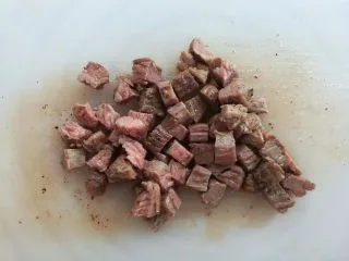 多汁碎牛排三明治,牛排切成碎粒备用