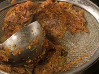 番茄红酒烩牛尾,取出牛尾，将其余汤汁和蔬菜过滤和挤压。浓厚的汤汁就这样完成了