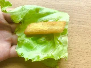 薯条的N种吃法,煎的时候切生菜,大小如图,能将薯条裹进去看不见就行。