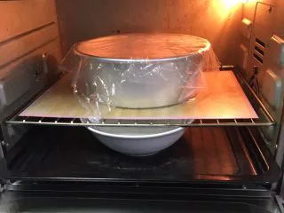 蔓越梅黑麦奶油软欧包,烤箱发酵档,模具送入烤箱,底部放一碗热水,发酵60分钟。