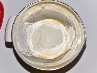 桂花杯子蛋糕,筛入低筋面粉。