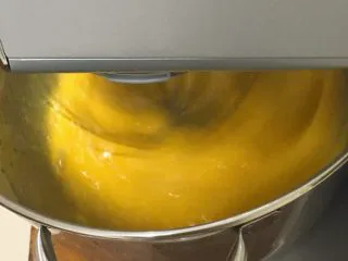 黑砖蜜豆吐司,这是打发的过程。