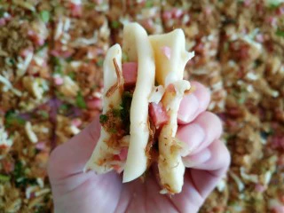 手撕海苔肉松面包,三片叠在一起。