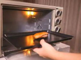 法式香橙煎鸭胸 , 将煎好的鸭胸肉放入已预热的烤箱中,以200℃的温度烤约10分钟熟透。