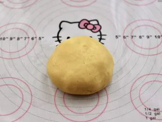 KT黄油蛋黄饼干,用手把面团揉匀,不用太用力,成团即可。