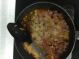 培根芝士焗饭,加入牛奶和胡椒粉熬制大概10分钟即可出锅。