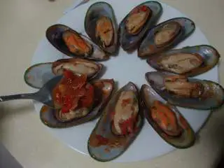 地中海青口贝,把青口贝码入盘中,浇上酱汁