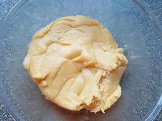 芝麻核桃一口酥,用硅胶刮铲翻拌成团。