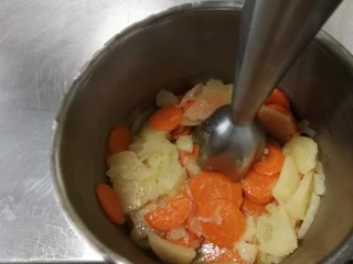 胡萝卜浓汤意面,煮软后捞出来放一点煮的水，打碎，不放水太干，打不起来