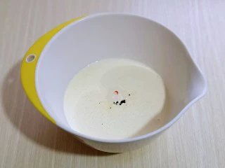 超ins卡通蛋糕 让小朋友幸福感爆棚,淡奶油倒入器具中，加入白砂糖，滴入红丝绒液。