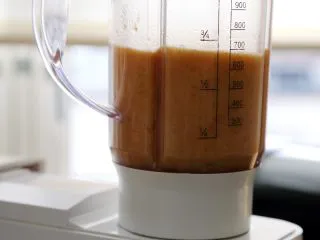 西红柿土豆浓汤,8.然后倒到料理机桶中,加些肘子高汤打成泥。注:可以用各种肉、骨、蔬菜高汤,没有高汤就用清水。