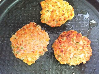 鸡肉蔬菜饼汉堡,煎至两面金黄即可出锅