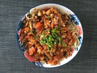 好吃的意大利蘑菇肉酱面,鲜香可口，再配上一杯红酒，真让人陶醉。