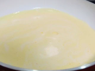 自制无冰渣版的冰激凌,牛奶里加打发好的蛋黄液与0.5克的盐快速搅拌均匀。