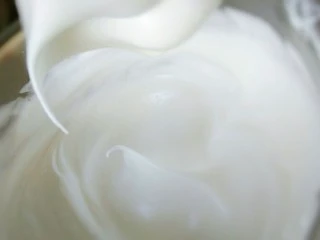 火龙果盒子蛋糕,蛋清加入适量柠檬汁，分三次加白糖打发至小弯钩状态，分次加糖，可以看我戚风蛋糕的菜谱