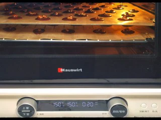 网红夏威夷果仁可可脆脆巧克力片 香港珍妮聪明小熊夏威夷果仁巧克力脆脆,21.烤箱上下火150度风炉模式烘烤20-22分钟，根据你巧克力脆脆大小增减烘烤时间长短； 我用的是海氏i7风炉烤箱可以同时烘烤多层，要是普通烤箱一次只能烘烤一层，根据你的烤箱功能烘烤一层还是多层；