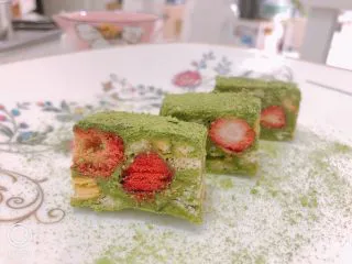 网红~~~抹茶雪花酥,切成小块,拍照,完成。