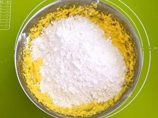 宝宝健康食谱 蛋黄动物饼干,筛入低筋面粉，用左右搅拌的方式和面