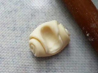 中式点心~玫瑰酥,取一份面团中间用只食指压一道痕迹。