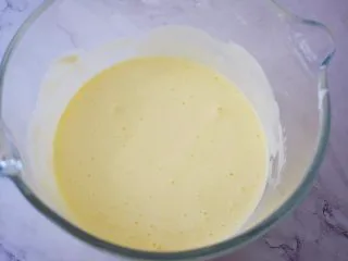 酸奶蛋糕(黄油版),再倒回蛋白霜中,再次翻拌均匀