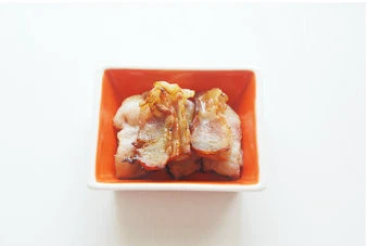 【蔬菜沙拉】 ,培根剪成小块煎熟,室温冷却;