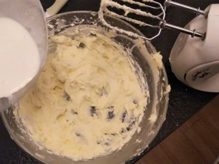 最经典浓郁巧克力奶酪蛋糕,这里的淡奶油要用冰箱里刚刚拿出来的。继续搅打，如果淡奶油倒下去，奶酪糊变稀的话就重新放入冰箱冷藏一会儿。